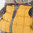 Basik in gelber Weste mit grauer Kapuze