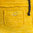 Basik in einer gelben Jacke